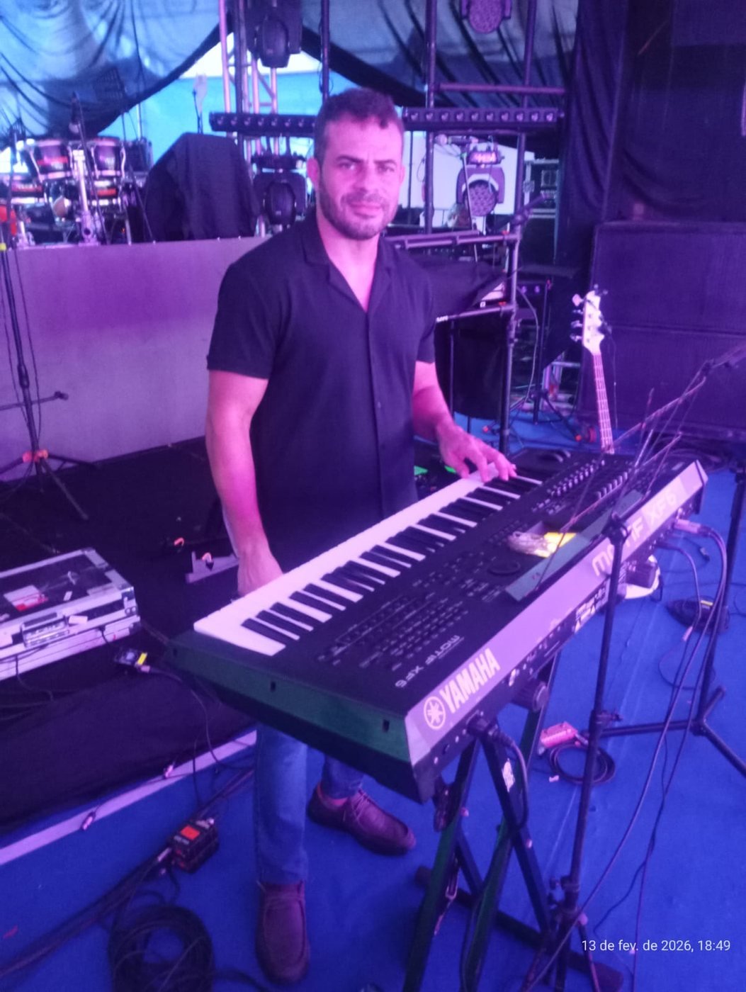 Toni ao teclado no palco