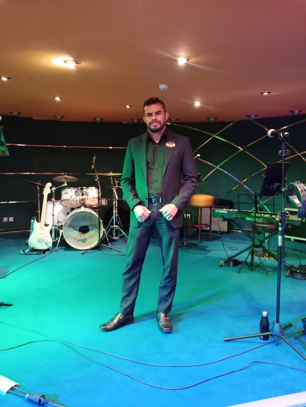 Toni no palco do navio