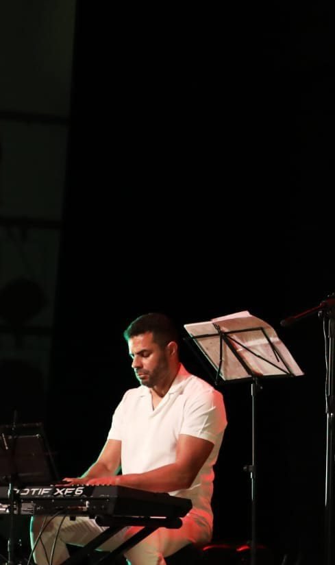 Toni ao piano no teatro