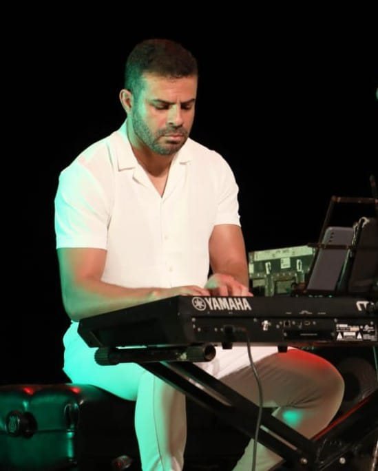 Toni ao teclado